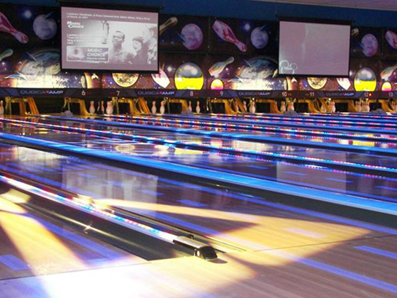 QUBICAAMF-bowling-Family-Entertainment-Center-Planet-Fun.jpg