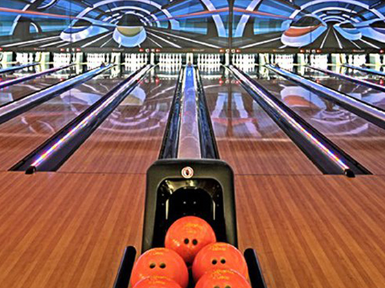 QUBICAAMF-bowling-Family-Entertainment-Center-Station-300.jpg