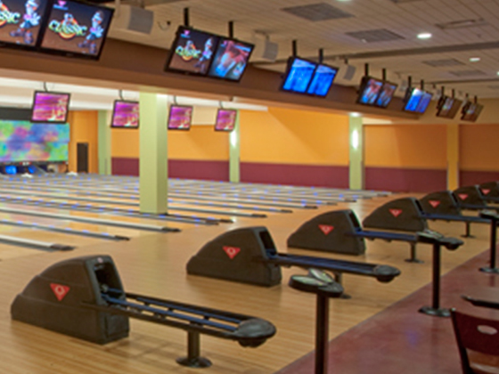 QUBICAAMF-bowling-hybrid-Celebrity-Lanes.jpg